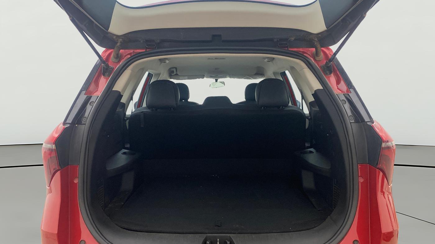 2022 Mahindra XUV700 AX 3 P MT 5 STR, Petrol, Manual, 82,103 km, Boot Open Zoomed View