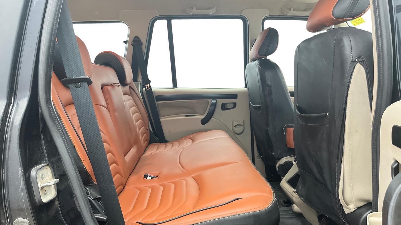 2023 Mahindra SCORPIO CLASSIC S11 7STR, Diesel, Manual, 45,154 km, Right Side Rear Door Cabin