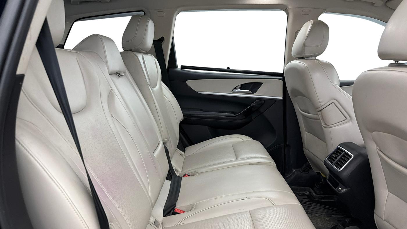 2022 Mahindra XUV700 AX 7 P AT 7 STR, Petrol, Automatic, 63,285 km, Right Side Rear Door Cabin