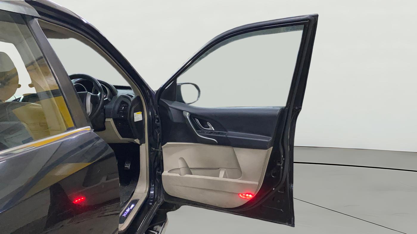 2017 Mahindra XUV500 W10 AT, Diesel, Automatic, 93,469 km, RHS Front Door