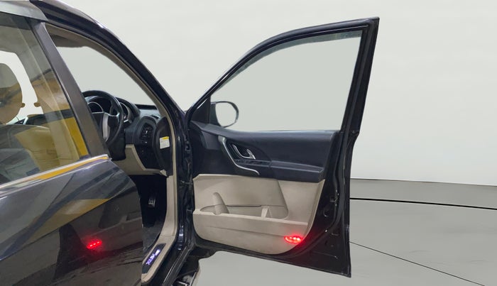 2017 Mahindra XUV500 W10 AT, Diesel, Automatic, 93,439 km, RHS Front Door