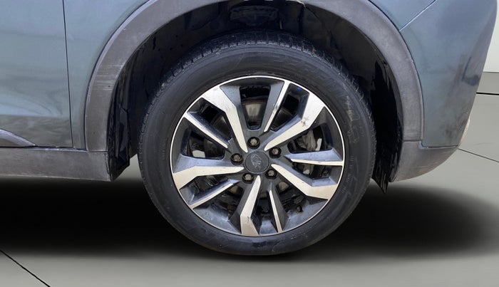 2019 Mahindra XUV300 W8 (O) 1.5 DIESEL, Diesel, Manual, 1,05,427 km, Right Front Wheel