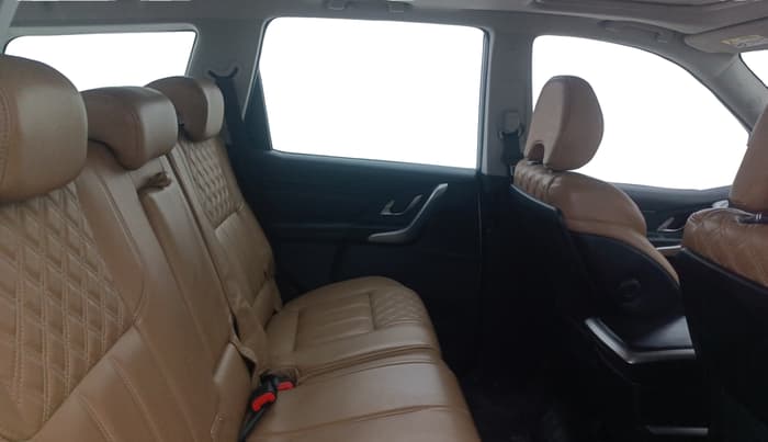 2018 Mahindra XUV500 W11, Diesel, Manual, 69,561 km, Right Side Rear Door Cabin