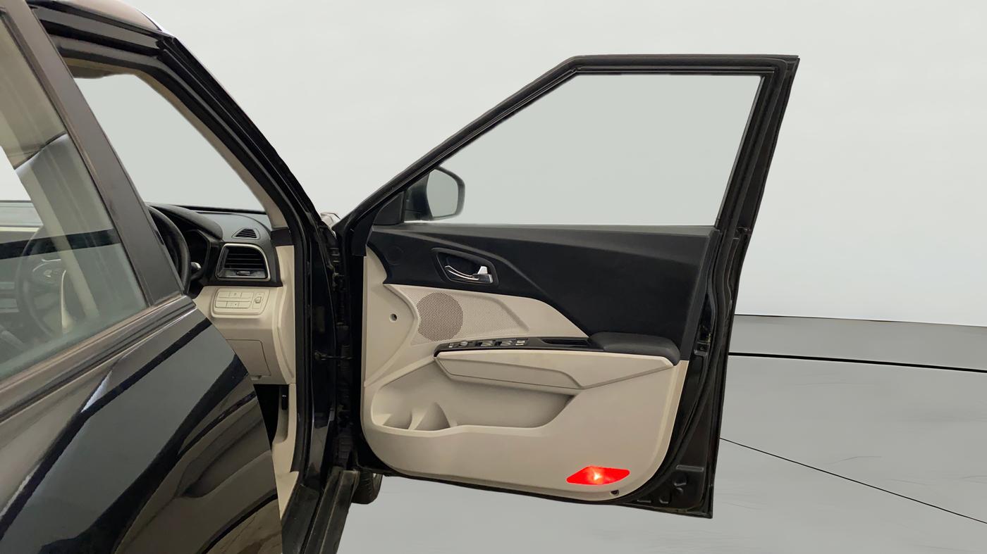 2020 Mahindra XUV300 W8 1.2 PETROL, Petrol, Manual, 50 km, RHS Front Door