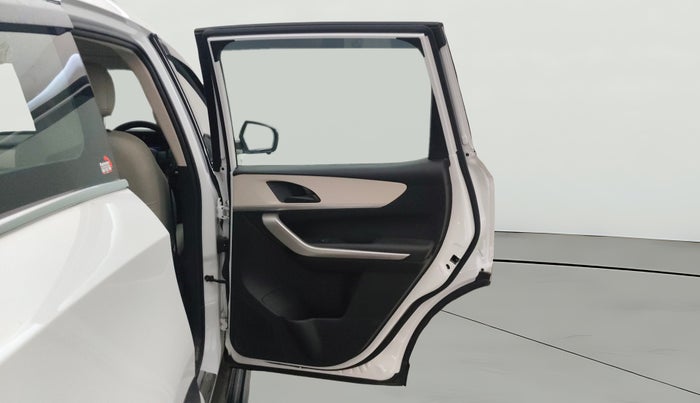 2022 Mahindra XUV700 MX P MT 5 STR, Petrol, Manual, 12,995 km, RHS Rear Door