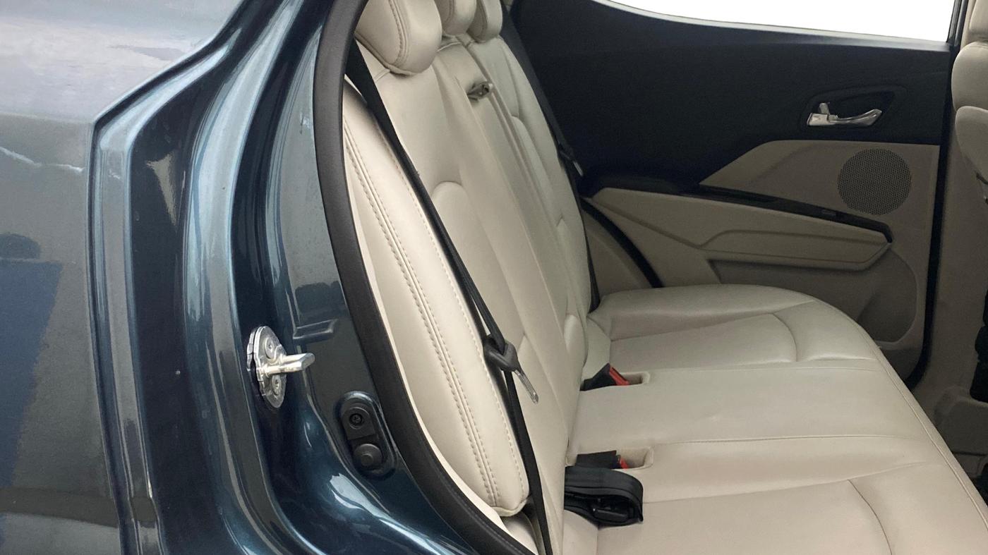 2022 Mahindra XUV300 W8 (O) 1.2 PETROL AMT, Petrol, Automatic, 1,19,785 km, Right Side Rear Door Cabin