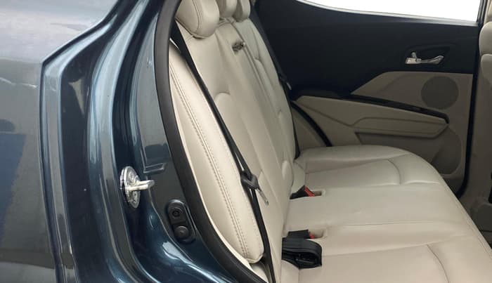 2022 Mahindra XUV300 W8 (O) 1.2 PETROL AMT, Petrol, Automatic, 1,19,785 km, Right Side Rear Door Cabin