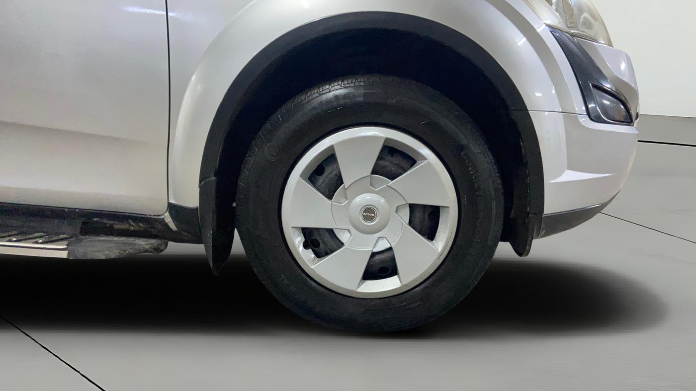2017 Mahindra XUV500 W6, Diesel, Manual, 94,939 km, Right Front Wheel