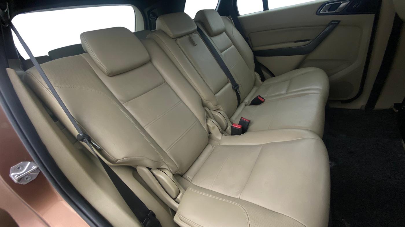 2017 Ford Endeavour TITANIUM 3.2 4X4 AT, Diesel, Automatic, 1,35,440 km, Right Side Rear Door Cabin