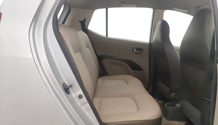 2014 Hyundai i10 SPORTZ 1.1, CNG, Manual, 99,114 km, Right Side Rear Door Cabin