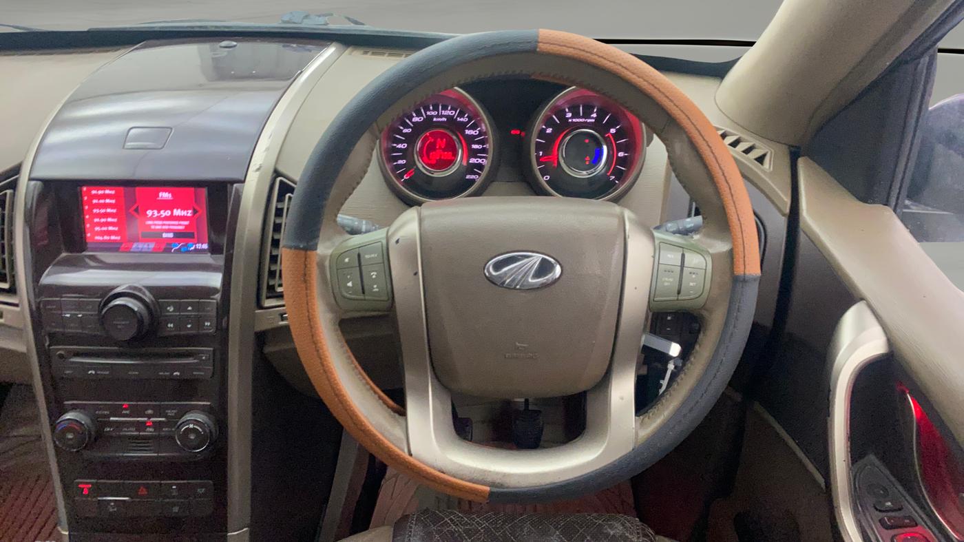 2012 Mahindra XUV500 W8, Diesel, Manual, 1,39,724 km, Steering Wheel Close Up