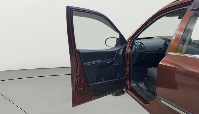 2018 Mahindra XUV500 W5, Diesel, Manual, 78,284 km, LHS Front Door