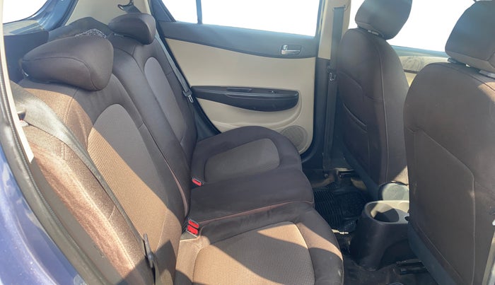 2013 Hyundai i20 SPORTZ 1.2, CNG, Manual, 96,264 km, Right Side Rear Door Cabin