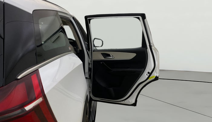 2024 Mahindra XUV700 AX 7 LUXURY P AT 7 STR, Petrol, Automatic, 24,946 km, RHS Rear Door