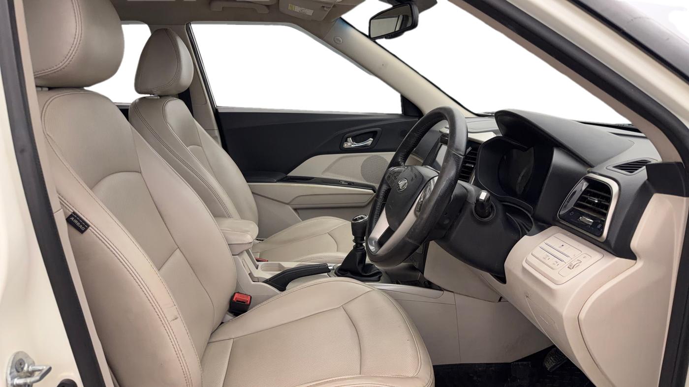 2019 Mahindra XUV300 W8 (O) 1.2 PETROL, Petrol, Manual, 64,948 km, Right Side Front Door Cabin