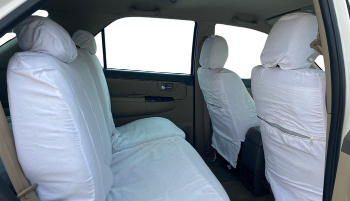 2013 Toyota Fortuner 3.0 4X4 MT, Diesel, Manual, 1,28,393 km, Right Side Rear Door Cabin