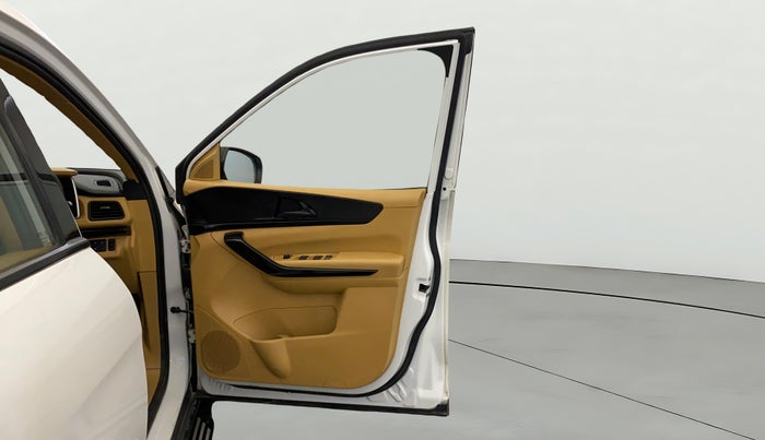 2021 Mahindra XUV700 AX 3 P MT 5 STR, Petrol, Manual, 15,831 km, RHS Front Door