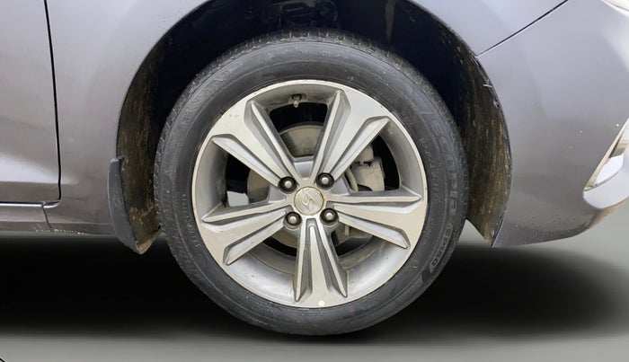 2017 Hyundai Verna 1.6 VTVT SX O, Petrol, Manual, 1,12,398 km, Right Front Wheel