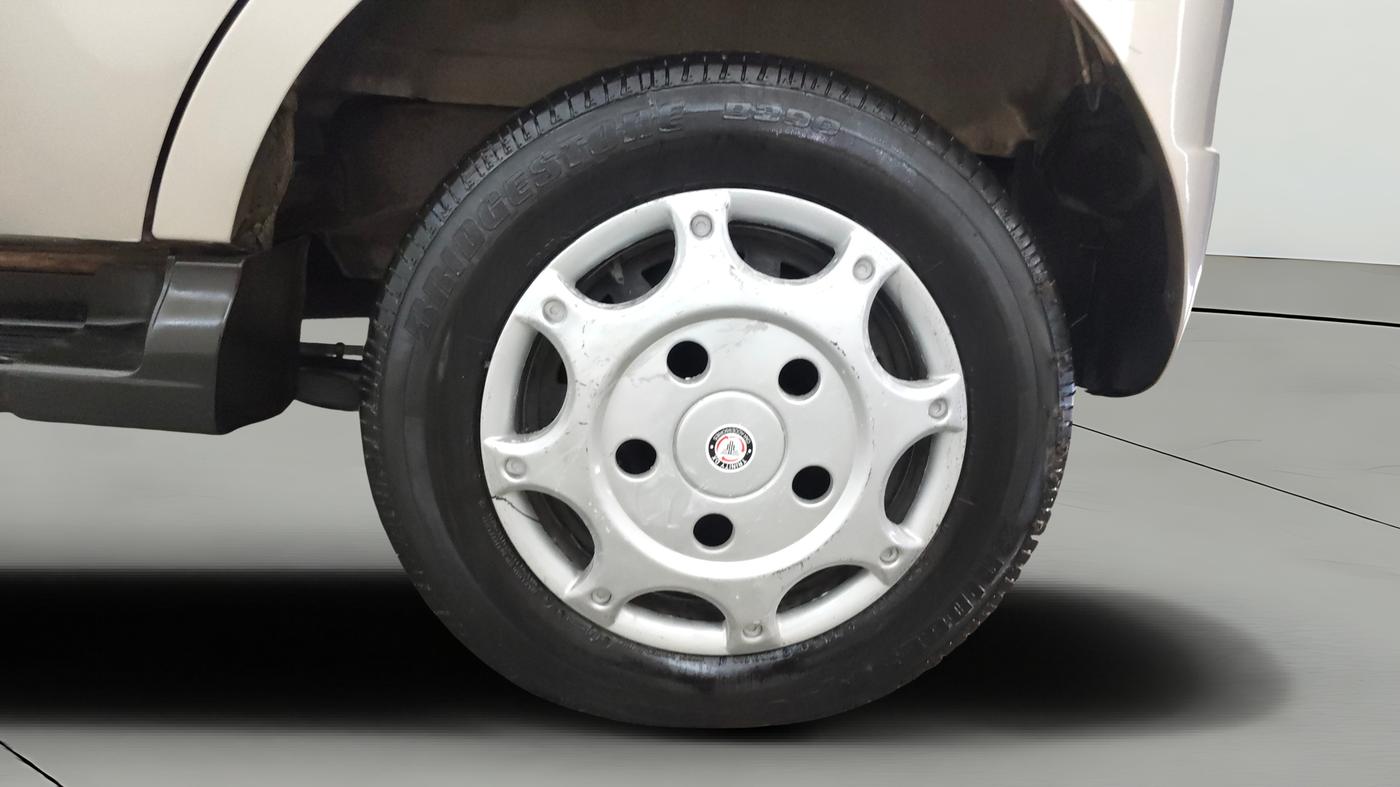 2014 Mahindra Quanto C6, Diesel, Manual, 1,06,601 km, Left Rear Wheel