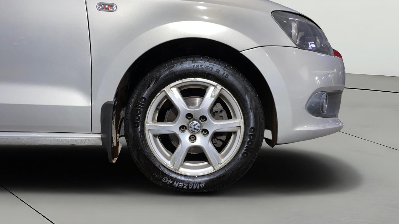 2013 Volkswagen Vento HIGHLINE 1.6 MPI, Petrol, Manual, 73,143 km, Right Front Wheel