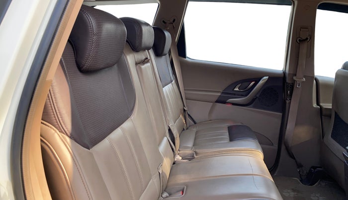 2015 Mahindra XUV500 W8, Diesel, Manual, 77,616 km, Right Side Rear Door Cabin