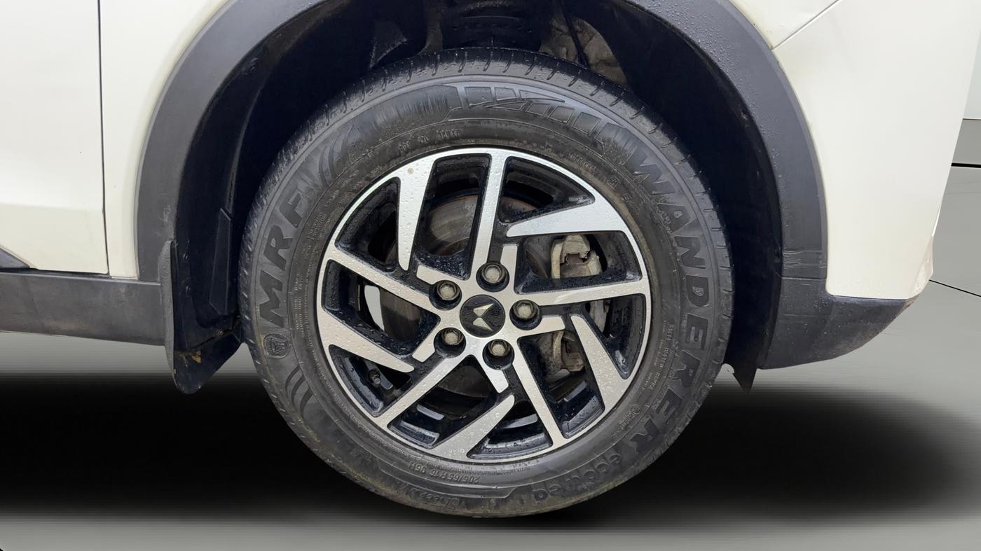 2022 Mahindra XUV300 W8 (O) 1.2 PETROL, Petrol, Manual, 29,859 km, Right Front Wheel