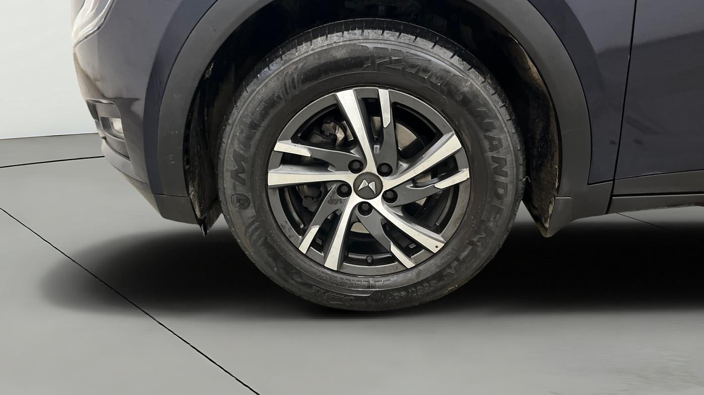 2022 Mahindra XUV700 AX 5 P MT 7 STR, Petrol, Manual, 39,638 km, Left Front Wheel