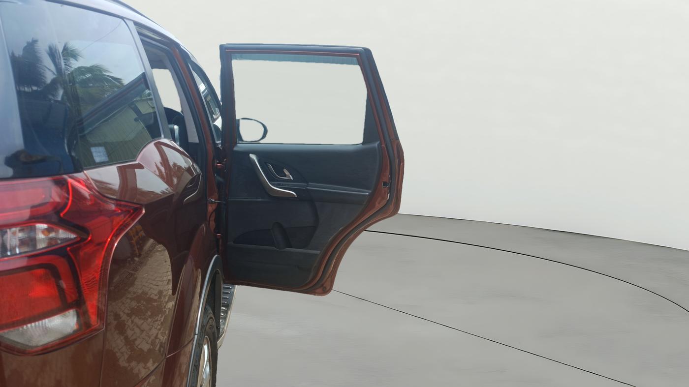 2019 Mahindra XUV500 W9, Diesel, Manual, 1,21,839 km, RHS Rear Door