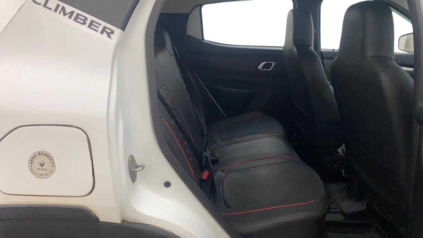 2022 Renault Kwid CLIMBER 1.0 AMT Dual Tone , Petrol, Automatic, 16,685 km, Right Side Rear Door Cabin