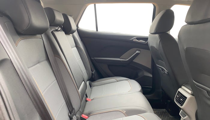 2023 Skoda KUSHAQ STYLE 1.0L TSI AT (6 AIRBAGS), Petrol, Automatic, 20,903 km, Right Side Rear Door Cabin