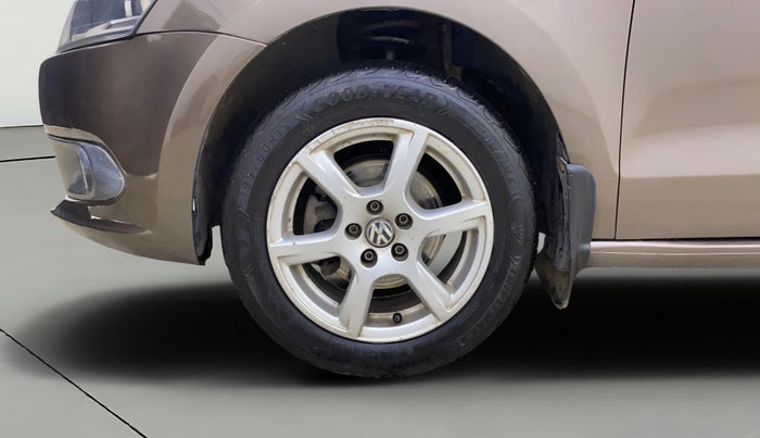 2015 Volkswagen Vento COMFORTLINE 1.6, Petrol, Manual, 1,08,963 km, Left Front Wheel