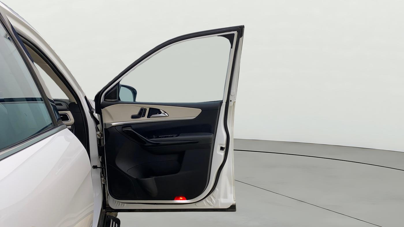 2022 Mahindra XUV700 AX 7 LUXURY P AT 7 STR, Petrol, Automatic, 63,719 km, RHS Front Door