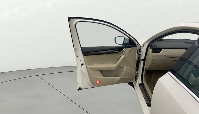 2015 Skoda Octavia ELEGANCE 1.8 TSI AT, Petrol, Automatic, 1,23,529 km, LHS Front Door