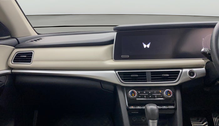 2023 Mahindra XUV700 AX 7 LUXURY P AT 7 STR, Petrol, Automatic, 60,165 km, Air Conditioner