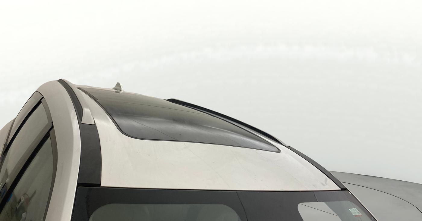 2021 Mahindra XUV700 AX 7 LUXURY P AT 7 STR, Petrol, Automatic, 1,33,099 km, Roof