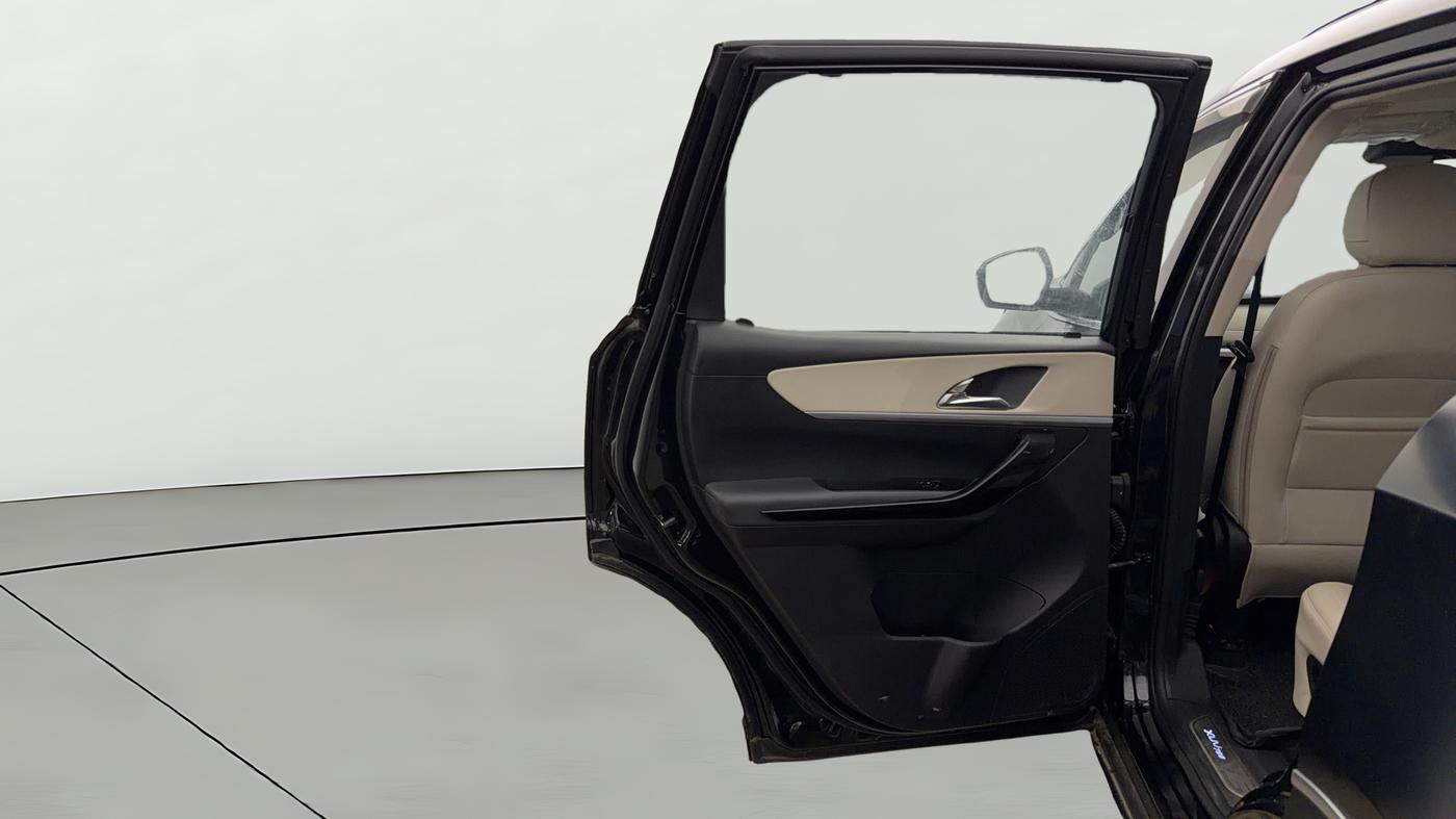 2024 Mahindra XUV700 AX 7 Luxury Pack Petrol AT 6 STR, Petrol, Automatic, 32,191 km, LHS Rear Door