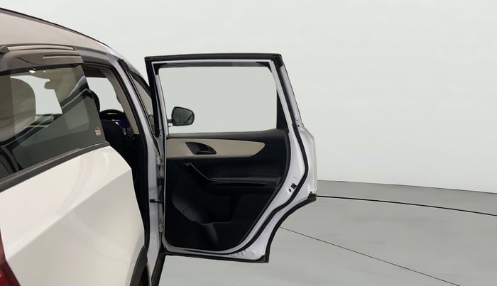 2022 Mahindra XUV700 AX 5 P MT 7 STR, Petrol, Manual, 59,885 km, RHS Rear Door