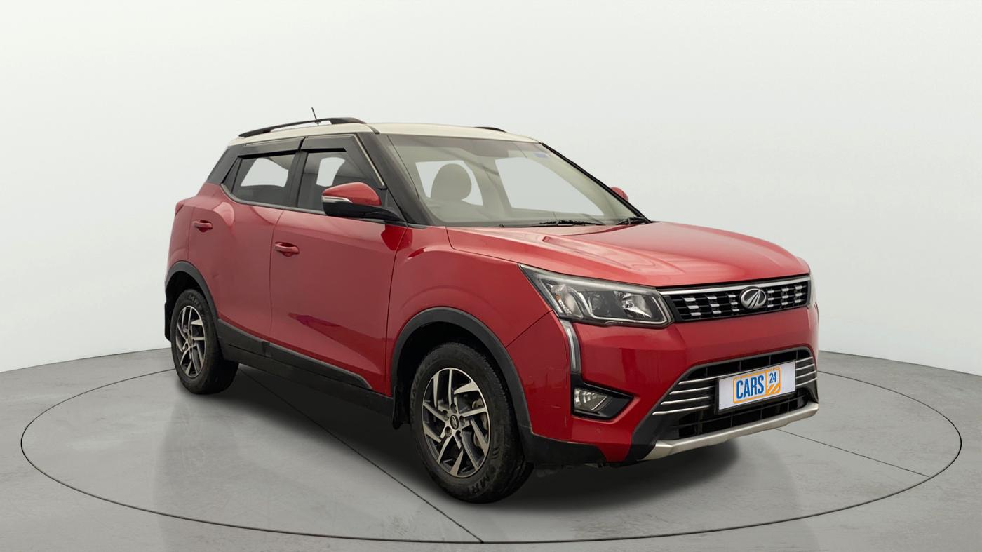 2022 Mahindra XUV300 W8 (O) 1.2 PETROL AMT DUAL TONE, Petrol, Automatic, 29,845 km, Right Front Diagonal
