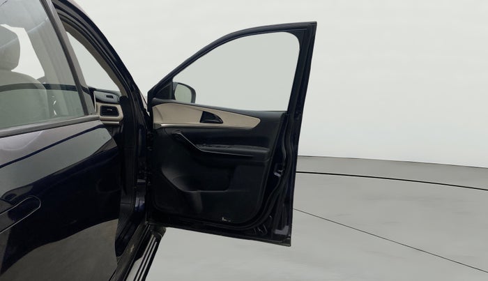 2022 Mahindra XUV700 AX 5 P MT 7 STR, Petrol, Manual, 38,236 km, RHS Front Door