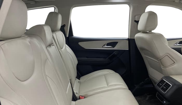 2024 Mahindra XUV700 AX 7 P AT 7 STR, Petrol, Automatic, 12,988 km, Right Side Rear Door Cabin