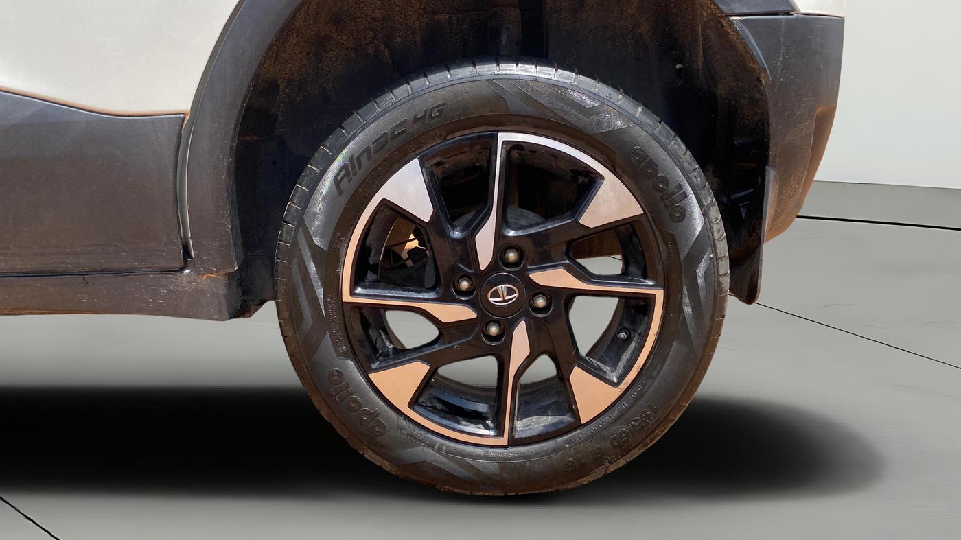 2021 Tata PUNCH ACCOMPLISHED AMT, Petrol, Automatic, 30,122 km, Left Rear Wheel