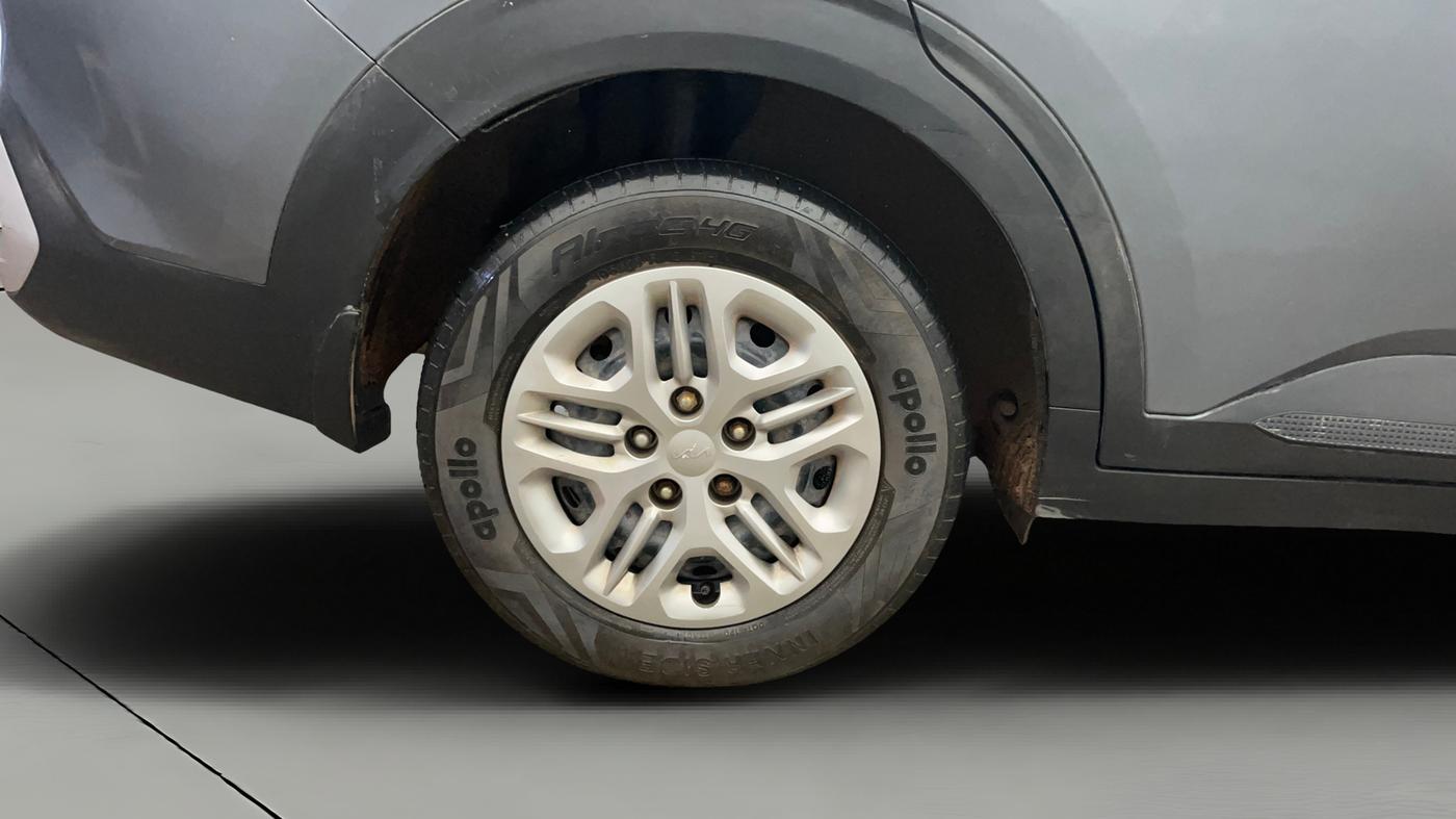2023 KIA CARENS PRESTIGE 1.5 PETROL 7 STR, Petrol, Manual, 37,700 km, Right Rear Wheel