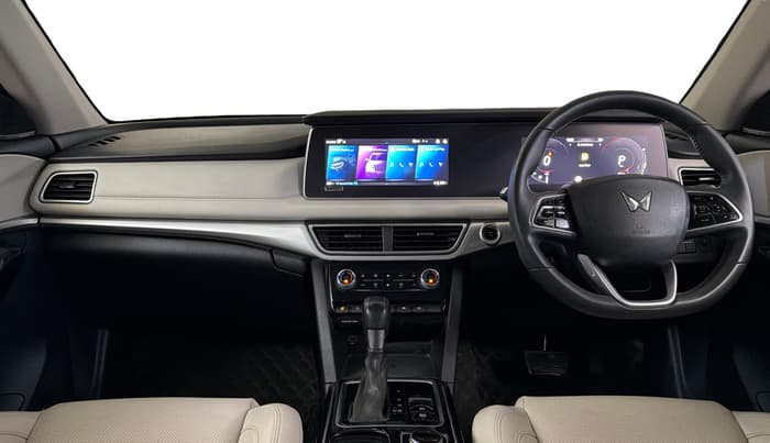 2022 Mahindra XUV700 AX 7 LUXURY P AT 7 STR, Petrol, Automatic, 48,653 km, Dashboard