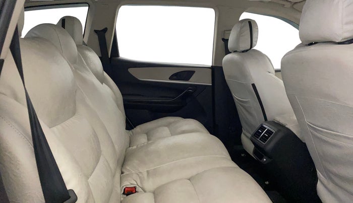 2022 Mahindra XUV700 AX 5 P MT 5 STR, Petrol, Manual, 52,998 km, Right Side Rear Door Cabin