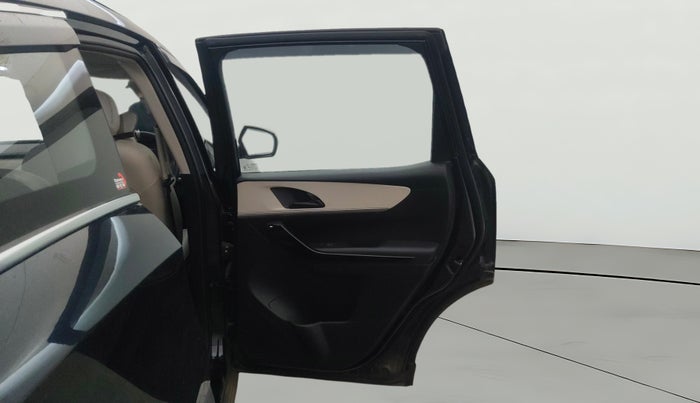 2023 Mahindra XUV700 AX 5 P MT 7 STR, Petrol, Manual, 13,935 km, RHS Rear Door