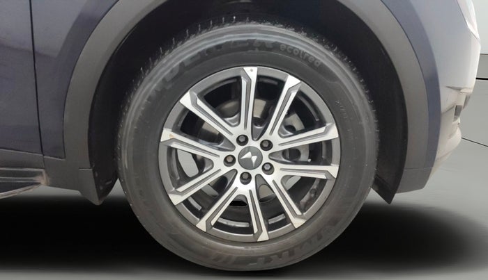 2022 Mahindra XUV700 AX 7 P MT 7 STR, Petrol, Manual, 31,275 km, Right Front Wheel