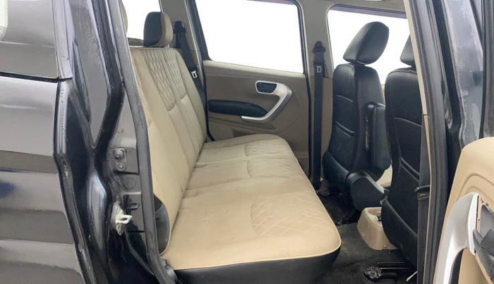 2018 Mahindra TUV300 T10, Diesel, Manual, 99,305 km, Right Side Rear Door Cabin