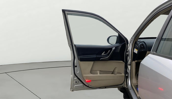 2015 Mahindra XUV500 W8, Diesel, Manual, 1,05,261 km, LHS Front Door