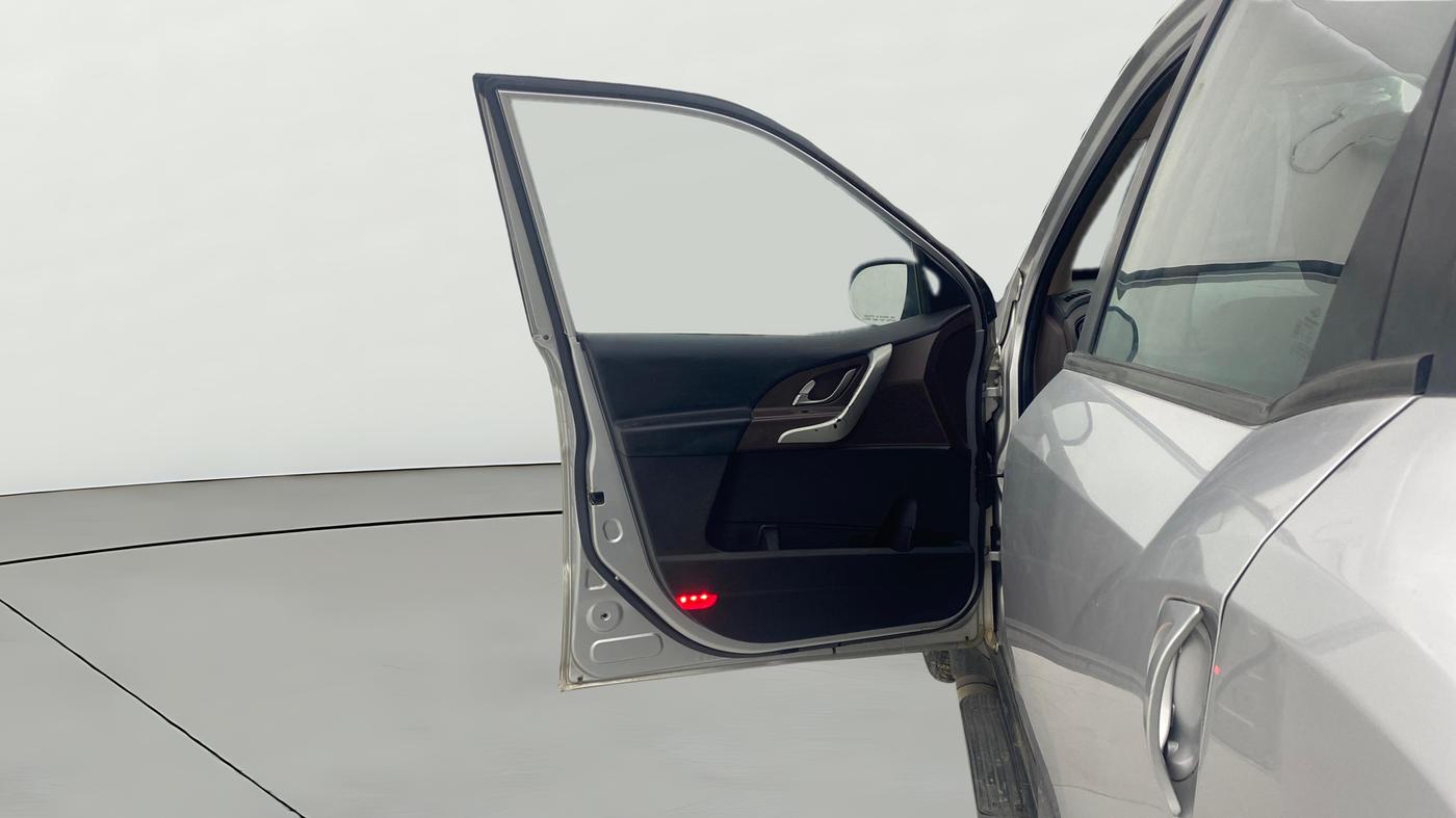 2013 Mahindra XUV500 W6, Diesel, Manual, 1,26,648 km, LHS Front Door