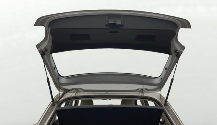 2014 Volkswagen Polo HIGHLINE1.2L, Petrol, Manual, 1,28,170 km, Boot Door Open